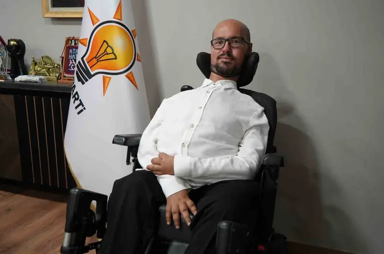 Cumhurbaşkanı Erdoğan’ın otobüsü durdurup yanına gittiği engelli genç konuştu: "Unutamayacağım bir andı"
