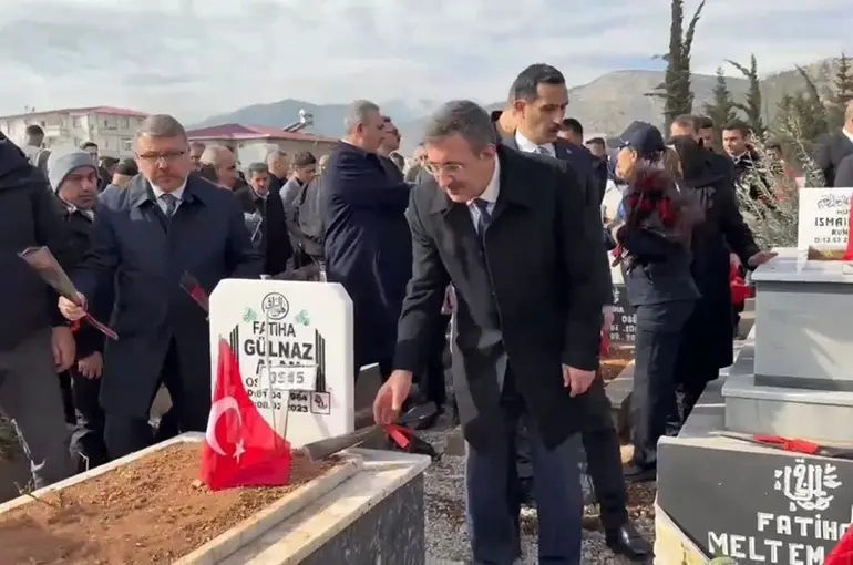 Cumhurbaşkanı Yardımcısı Yılmaz, deprem şehitlerinin mezarını ziyaret etti
