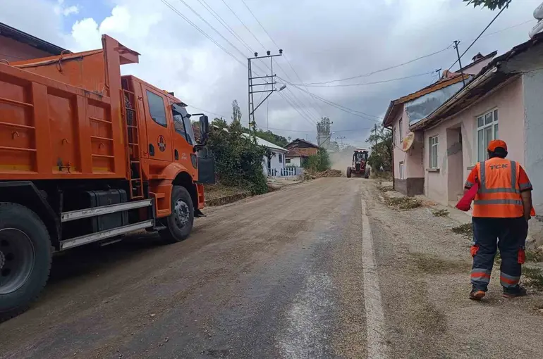 Dar olan köy yolu Karayolları ekiplerince genişletiliyor
