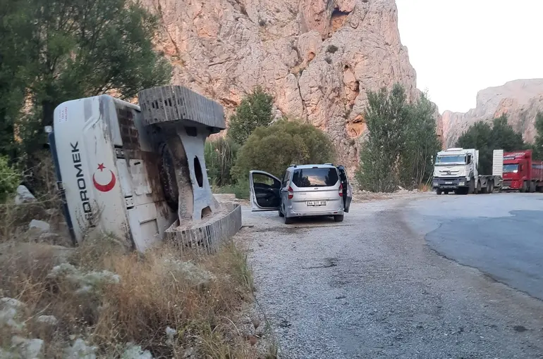 Darende’de iş makinesi devrildi
