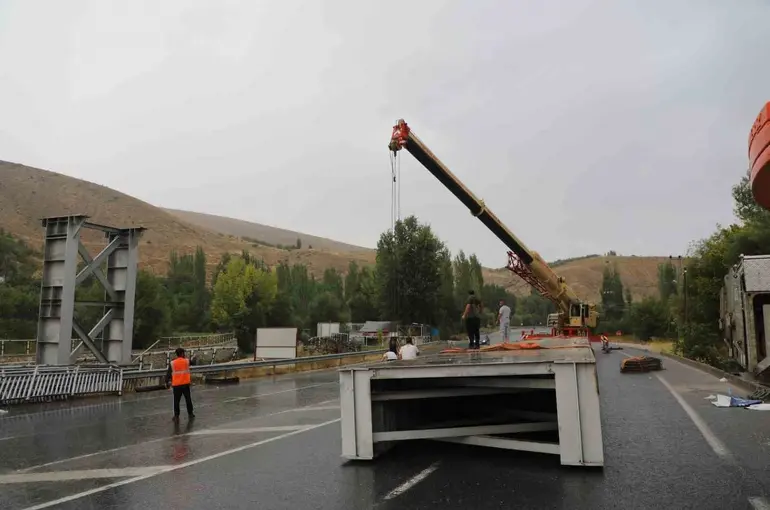 Darende’de Nadir Üst Geçidi sökülerek kaldırıldı

