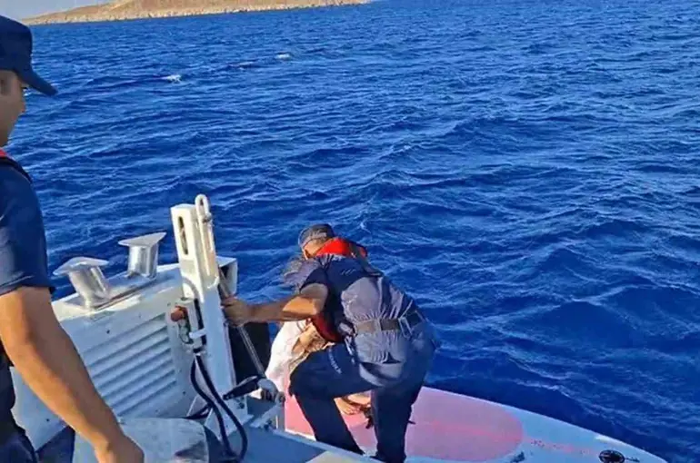 Datça’da denizde sürüklenin iki kişi kurtarıldı
