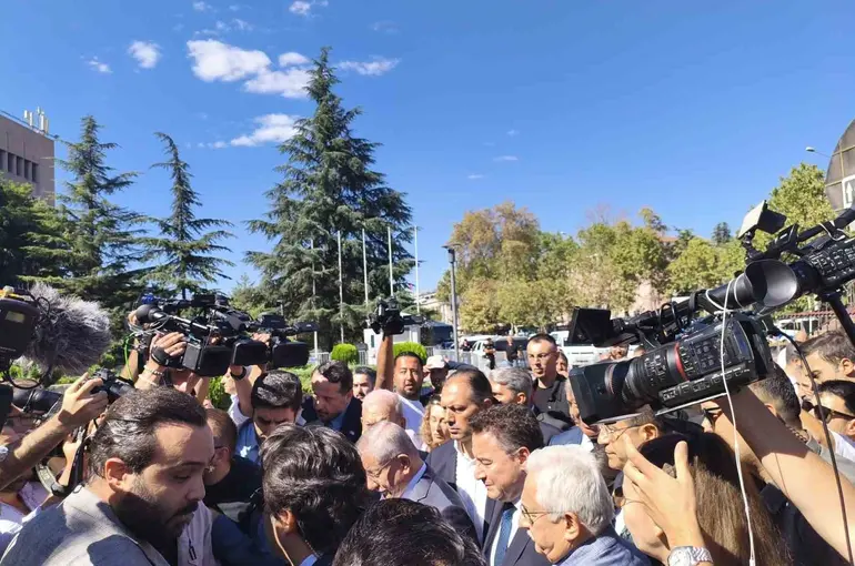 Davutoğlu ifade vermek üzere Ankara Adliyesi’ne geldi