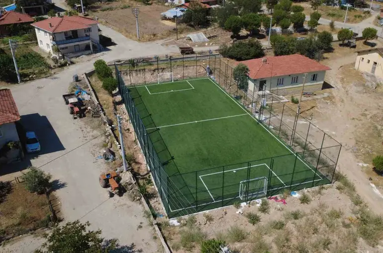 Demirci’de 11 kırsal mahalleye halı saha
