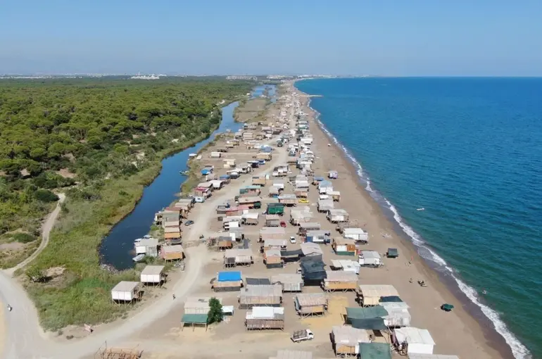 Denize sıfır 5 yıldızlı çardakların yerini halk plajları alıyor
