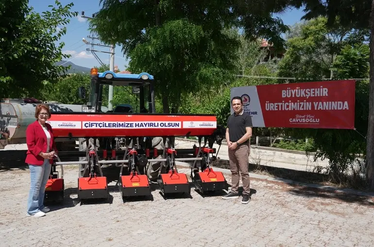 Denizli Büyükşehirden Bozkurtlu üreticilere çapa makinesi desteği
