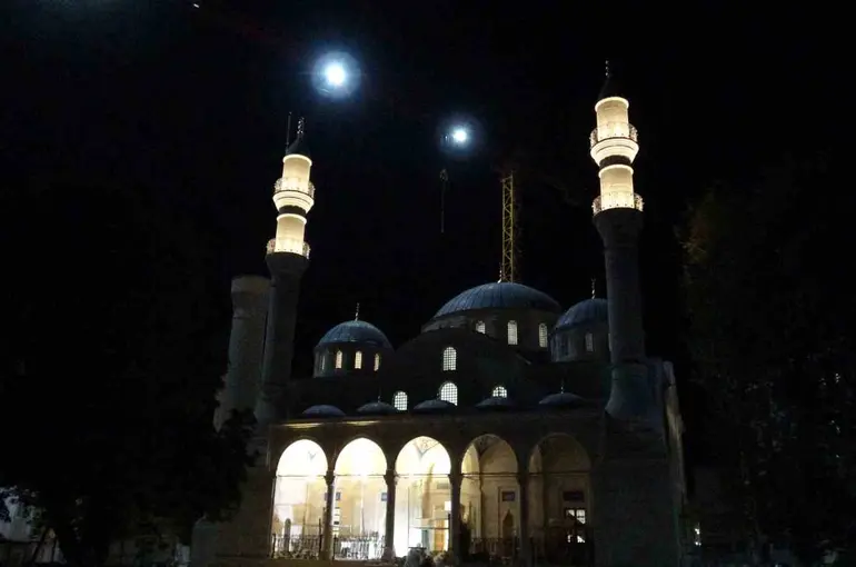 Depremde yıkılan Yeni Cami’nin ışıkları yıllar sonra yeniden yandı
