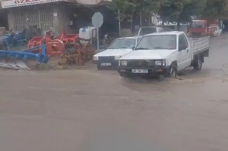 Develi’de sağanak yağış etkili oldu
