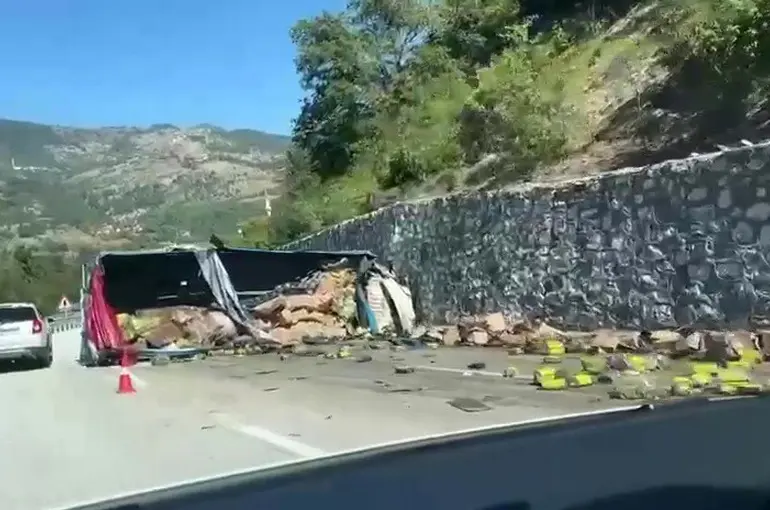 Devrek’te araç istinat duvarına çarptı: 1 ölü, 1 yaralı
