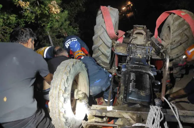 Devrilen traktörün altında kalan sürücü kurtarıldı
