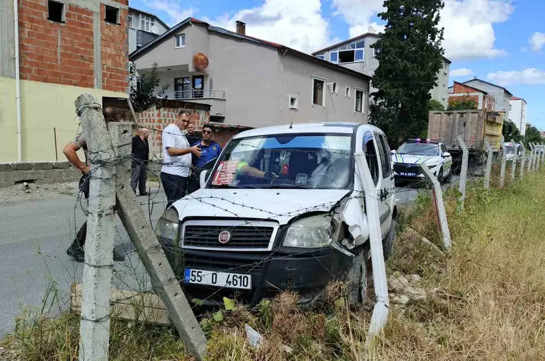 Direksiyonda rahatsızlanan genç dolmuş sürücüsü mezarlığın tel örgüsüne çarptı
