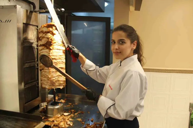 Dış ticaret okudu ama dönerdeki ustalığı göz dolduruyor
