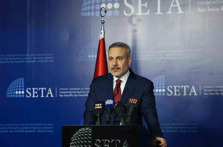 Dışişleri Bakanı Fidan: "Elinizdeki silahlı unsurlar Suriye yönetiminin emrine girmek zorundadır"
