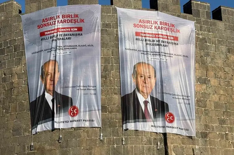 Diyarbakır surlarına Bahçeli’nin posterleri asıldı
