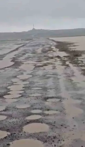 Diyarbakır’da bozuk yollarda su birikintileri oluştu

