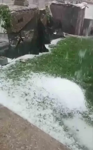 Diyarbakır’da etkili olan sağanak yağış hayatı olumsuz etkiledi
