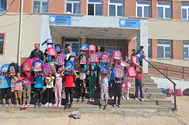 Diyarbakır’da hayırseverlerden 82 okuldaki öğrencilere kırtasiye malzemesi desteği
