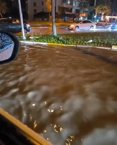 Diyarbakır’da sağanak yolları göle çevirdi
