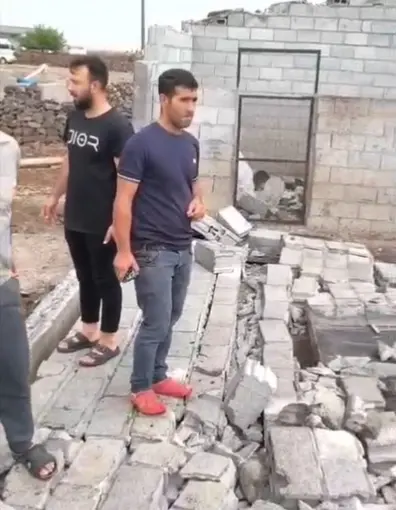 Diyarbakır’da şiddetli rüzgarda duvar yıkıldı, ahır çatısı çöktü
