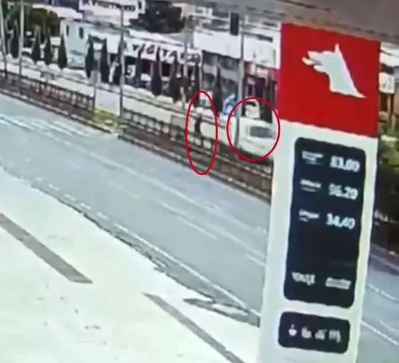 Diyarbakır’da yaya geçidinden geçmeye çalışan şahsın ölümden döndüğü anlar kamerada

