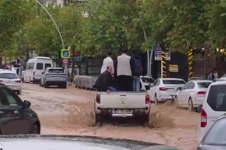 Diyarbakır’ı sağanak vurdu