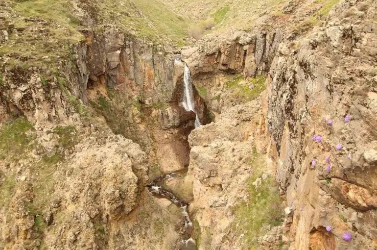 Doğanın bir armağanı gibi duran şelale görenleri mest etti

