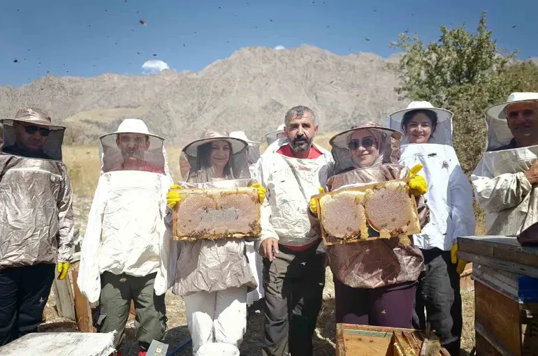 Doğaseverler bal sağımı yaptı

