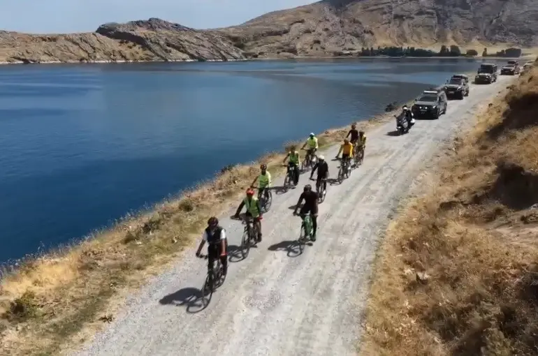 Doğaseverler Van Gölü’nün saklı cennetine pedal çevirdi
