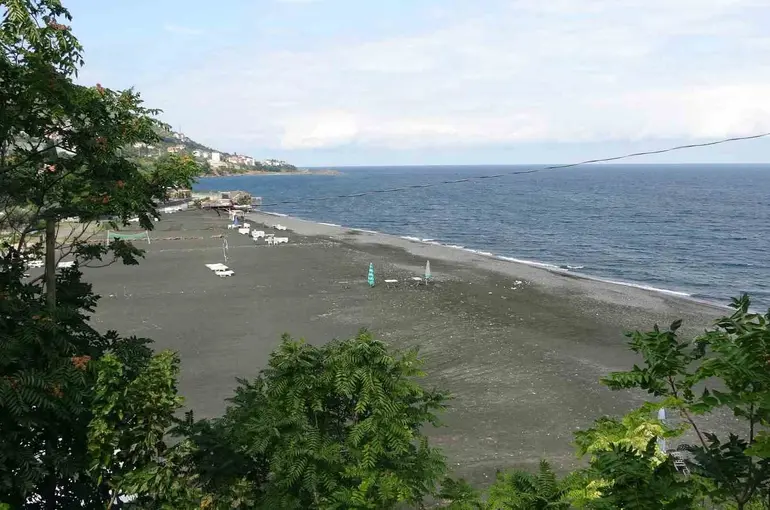 Doğu Karadeniz’de plaj işletmecileri son 10 yılın en kötü sezonunu yaşadıklarını açıkladı

