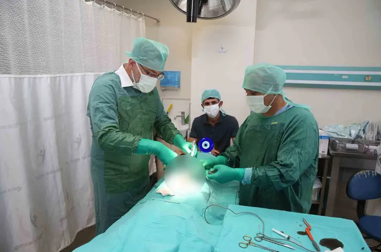 Doktor belediye başkanı önce çocukları eğlendirdi, ardından sünnet etti
