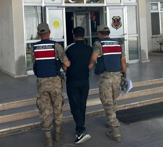 Dolandırıcılıktan aranan şahıs yakalandı
