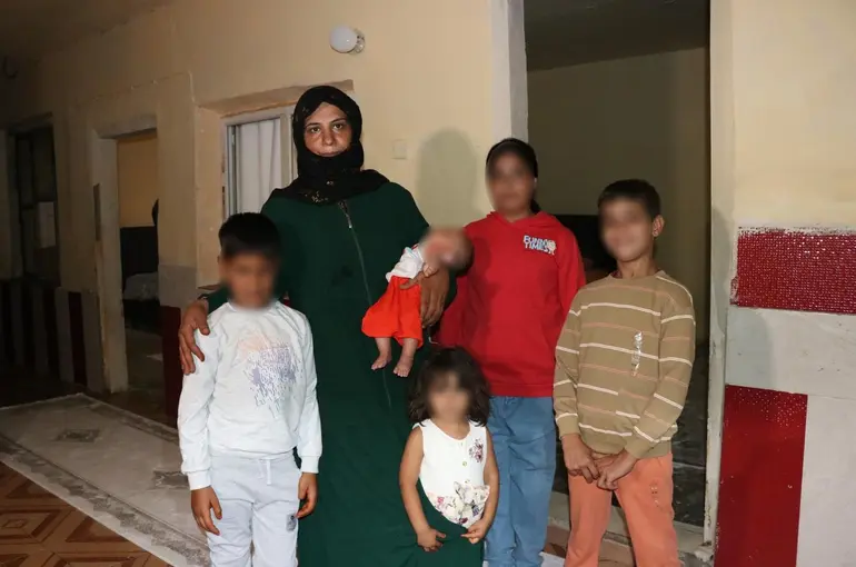 Dolandırılıp sokakta kalan 5 çocuklu aile, İçişleri Bakanı’nın talimatıyla eve yerleştirildi
