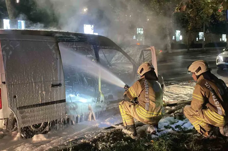 Dolmabahçe Sarayı’nın önünde hafif ticari araç alevlere teslim oldu
