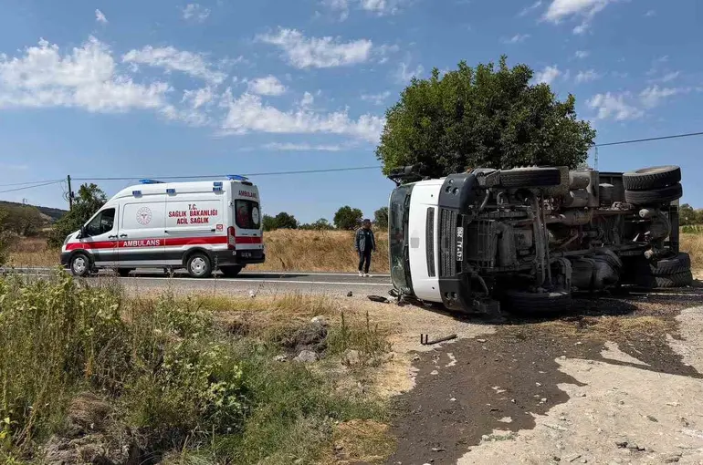 Domaniç-Tavşanlı karayolunda kamyon yan yattı: 1 yaralı
