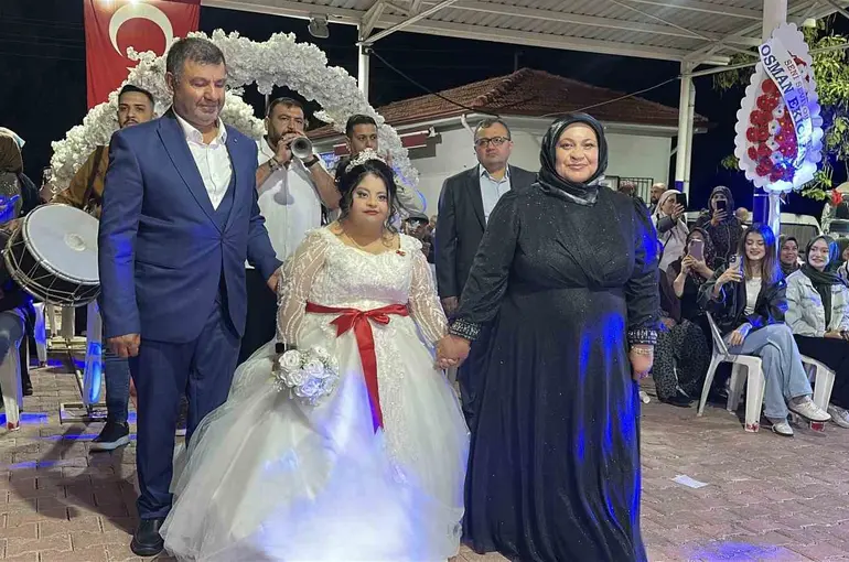 Down sendromlu genç kızın temsili düğününde duygu dolu anlar yaşandı
