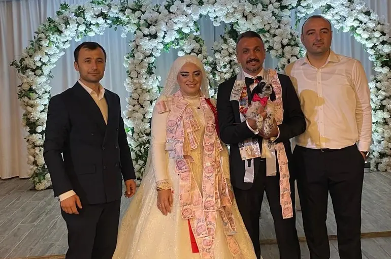 Düğünde altın yerine köpek taktı
