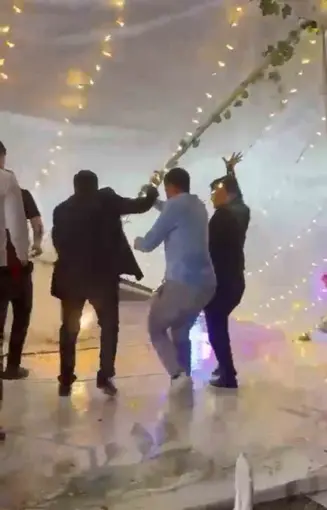 Düğünde oynayanların üzerine tente devrildi, eğlence kısa aranın ardından devam etti
