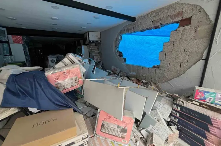 Dükkanı yıkılan esnafa ’brandalı’ çözüm
