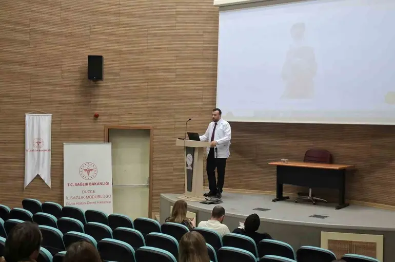 Düzce Atatürk Devlet Hastanesi’nde yeni hekimlere acil tıp eğitimi
