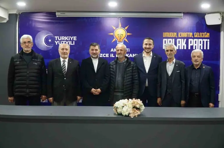 Düzce’de emekli eğitimciler AK Parti’ye katıldı
