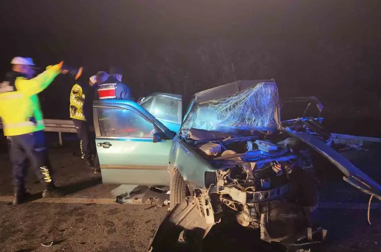Düzce’de iki araç kafa kafaya çarpıştı: 5 yaralı
