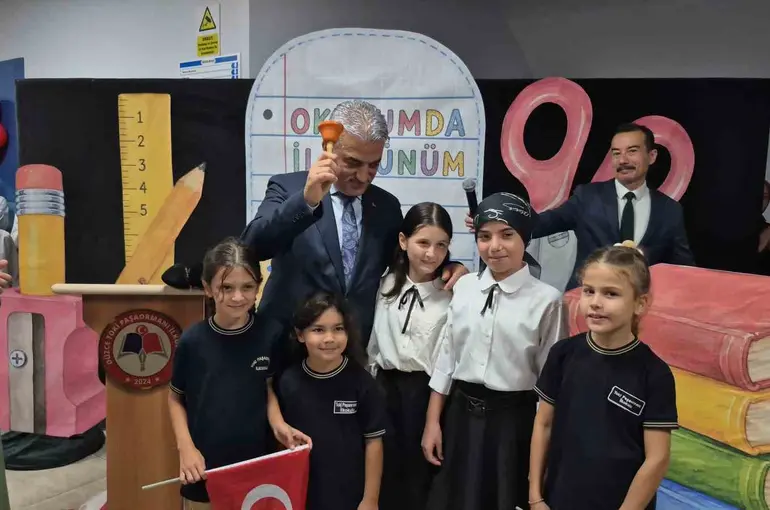 Düzce’de ilk ders zilini Vali Makas çaldı
