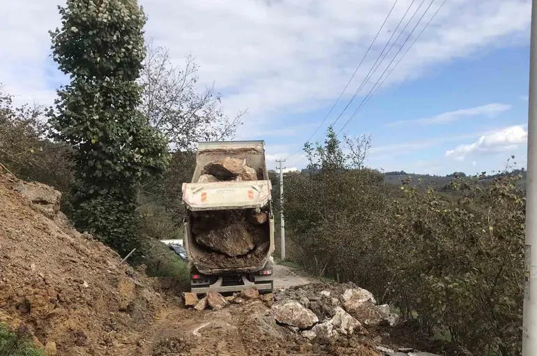 Düzce’de kayan köy yoluna müdahale edildi
