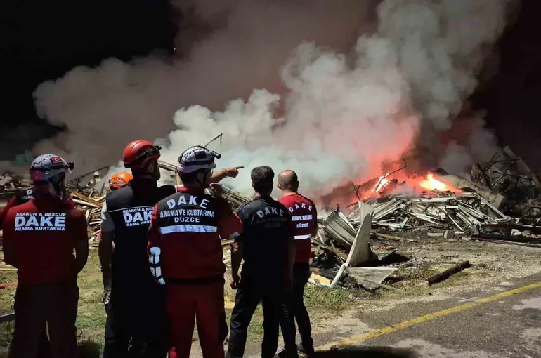Düzce’de ki yangın sürüyor ekipler evlere sıçramasın diye çalışma yapıyor
