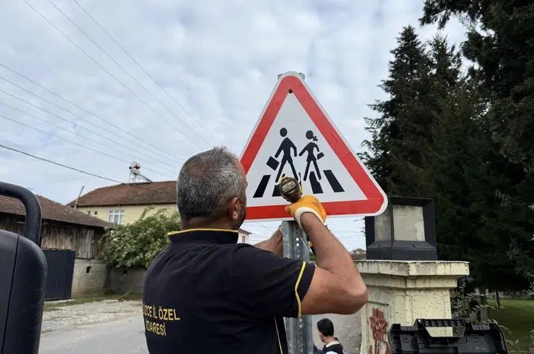 Düzce’de köylerde trafik levhaları yenileniyor
