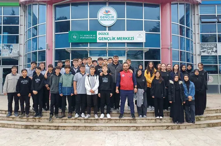 Düzce’de öğrenciler gençlik merkezinde buluştu
