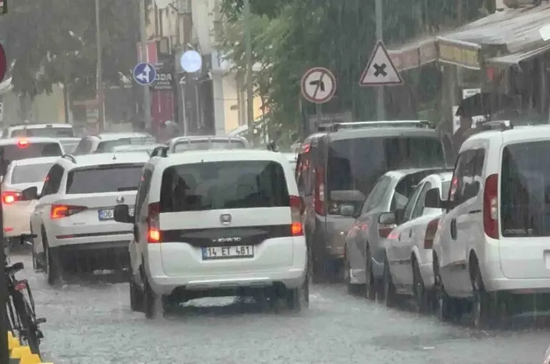 Düzce’de sağanak yağış 5 dakikada sokakları göle çevirdi
