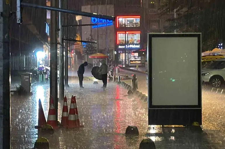Düzce’de sağanak yağış  şiddetini arttırdı
