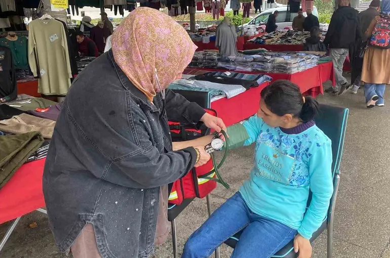 Düzce’de sağlıkçılar pazara indi
