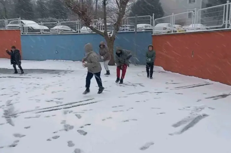 Edirne’de çocukların kar sevinci
